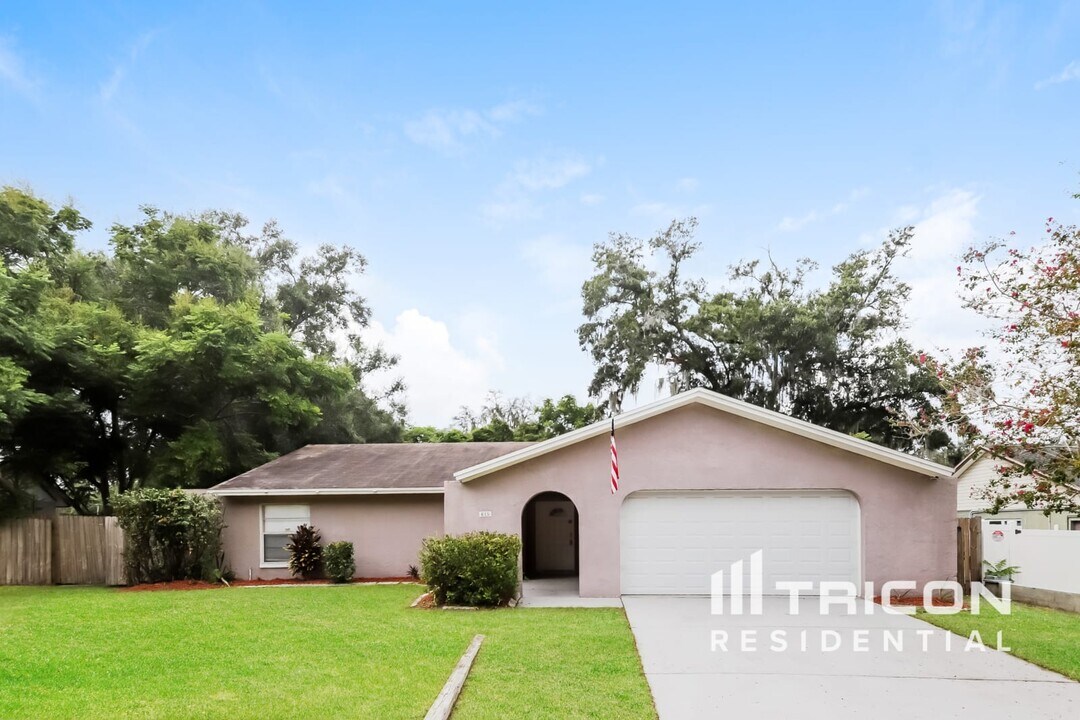 615 Forest Hills Dr in Brandon, FL - Building Photo