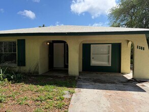 2208 N Lockwood Ridge Rd in Sarasota, FL - Building Photo - Building Photo