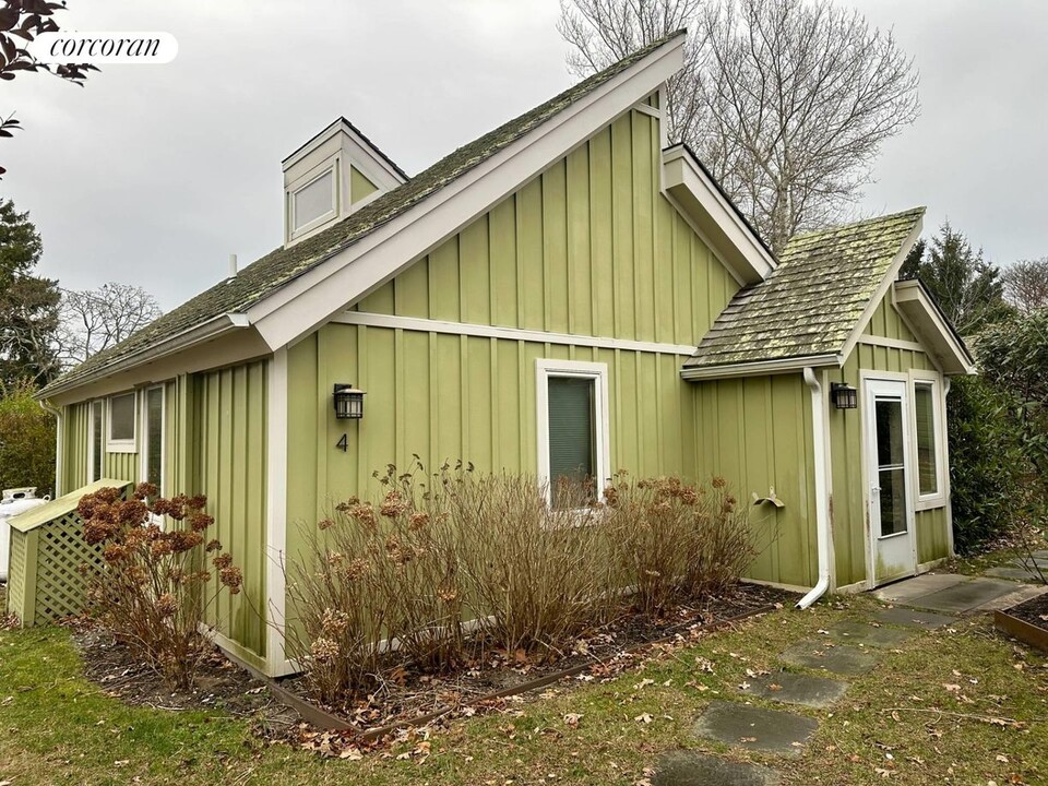 127 Inlet Rd in Hampton Bays, NY - Building Photo