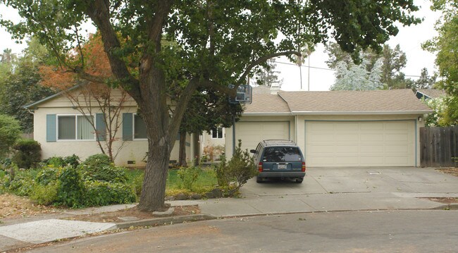 22402 S Walnut Cor in Cupertino, CA - Foto de edificio - Building Photo