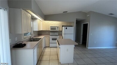 10738 Cocoatree Ct in Lehigh Acres, FL - Building Photo - Building Photo