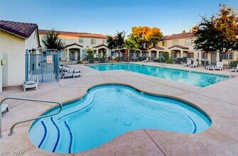 5330 E Charleston Blvd in Las Vegas, NV - Foto de edificio - Building Photo