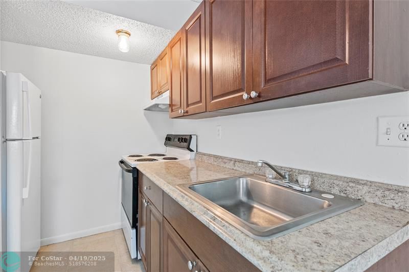 4331 NW 19th St in Lauderhill, FL - Foto de edificio