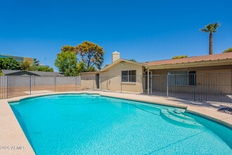 6839 E Montecito Ave in Scottsdale, AZ - Building Photo - Building Photo