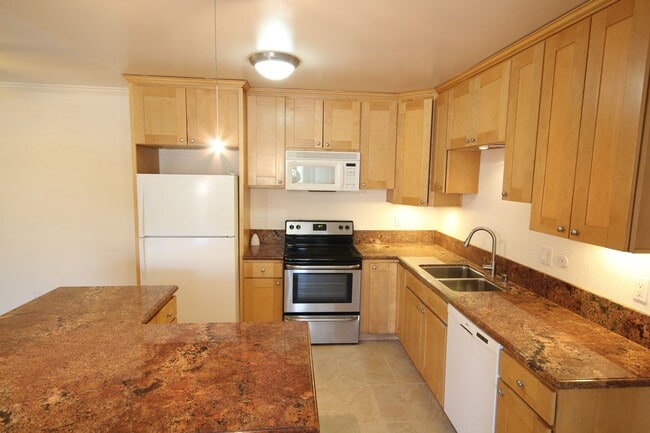 425 Autumn Dr in San Marcos, CA - Building Photo - Building Photo
