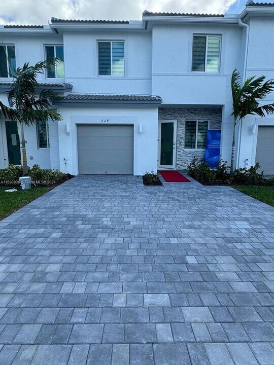 724 SE 13th St Cir in Homestead, FL - Building Photo