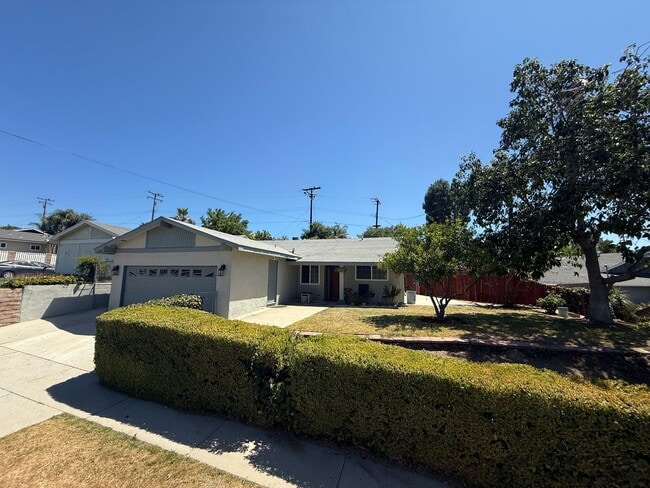 19866 Ermine St in Santa Clarita, CA - Building Photo - Building Photo