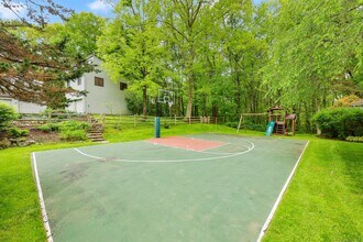 7 White Oak Ln in Weston, CT - Building Photo - Building Photo