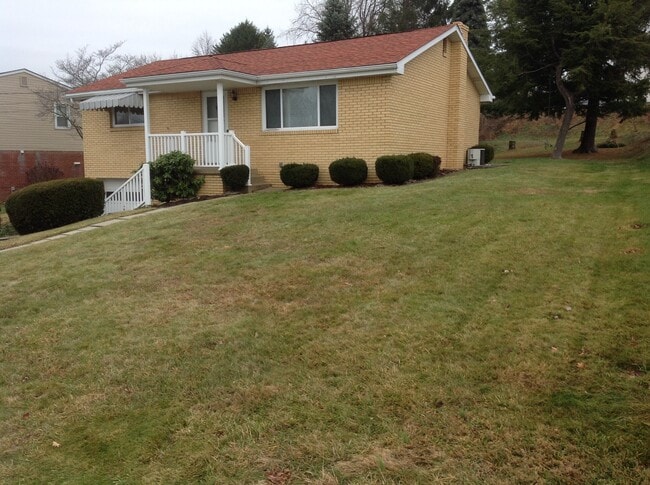 563 Hickory Dr in Greensburg, PA - Building Photo - Building Photo