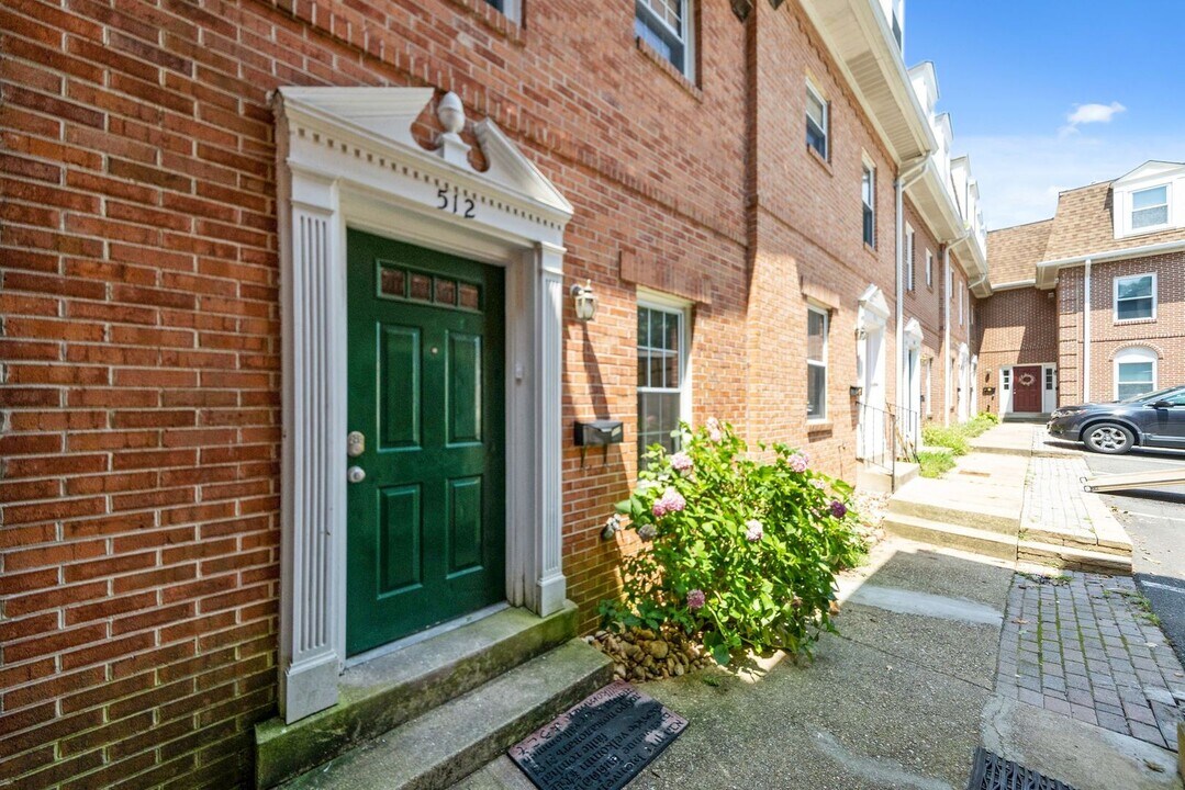 512 S Veitch St in Arlington, VA - Building Photo