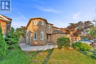 2255 Grand Ravine Dr in Oakville, ON - Building Photo