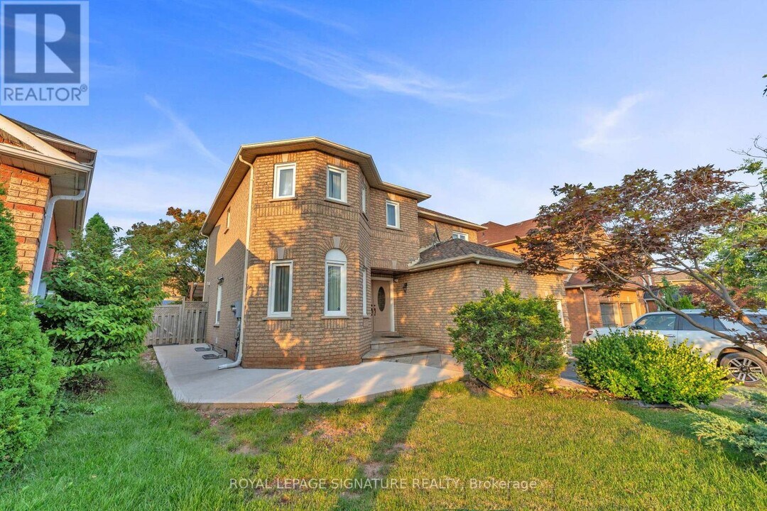 2255 Grand Ravine Dr in Oakville, ON - Building Photo