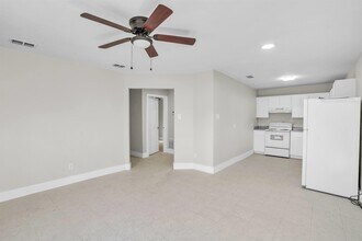 1303 Philadelphia St in Laredo, TX - Foto de edificio - Building Photo