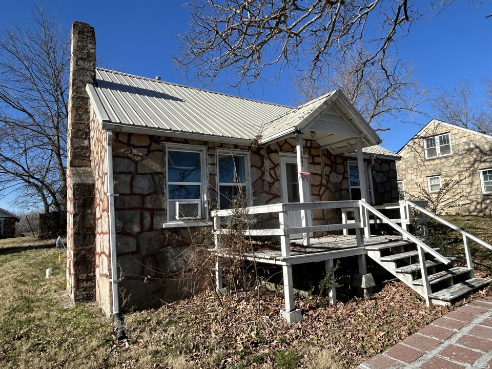 1021 Saint Louis St in West Plains, MO - Building Photo