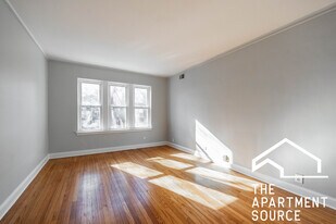 2007 W Jarvis Ave in Chicago, IL - Building Photo