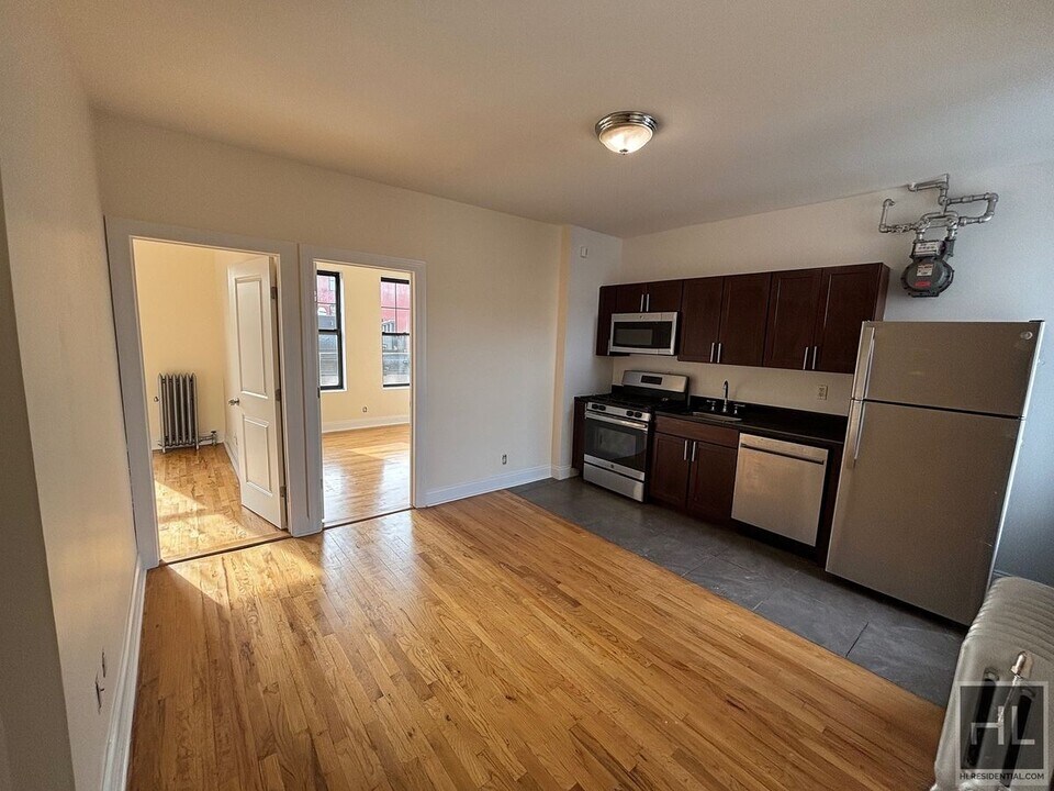 West 11th Street in New York, NY - Building Photo