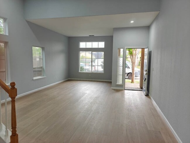 9650 Mindoka Way in Elk Grove, CA - Foto de edificio - Building Photo