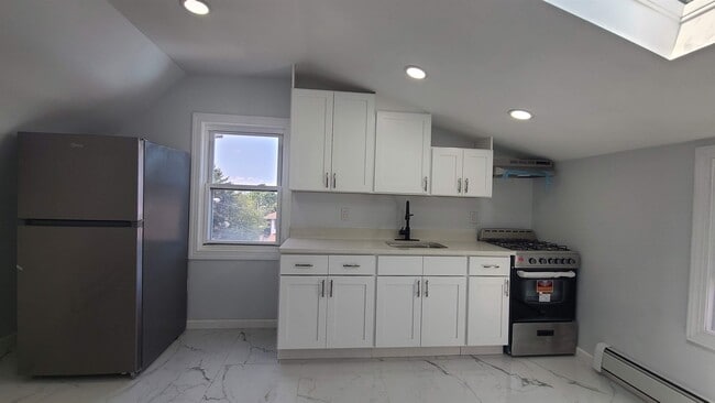 213 Fowler Ave in Jersey City, NJ - Building Photo - Building Photo
