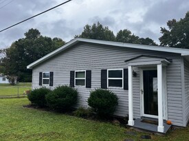 8251 Croaker Rd in Williamsburg, VA - Building Photo