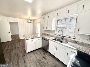 2073 E Roxboro Rd NE in Atlanta, GA - Building Photo - Building Photo