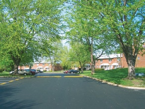Hillcrest Apartments in Bordentown, NJ - Foto de edificio - Building Photo