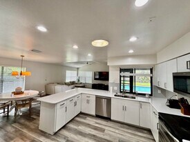 325 Knotty Wood Ln in Wellington, FL - Building Photo