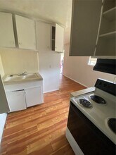 5610 Royal Palms St in Houston, TX - Foto de edificio - Building Photo