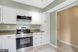 5759 Independence Cir in Alexandria, VA - Building Photo