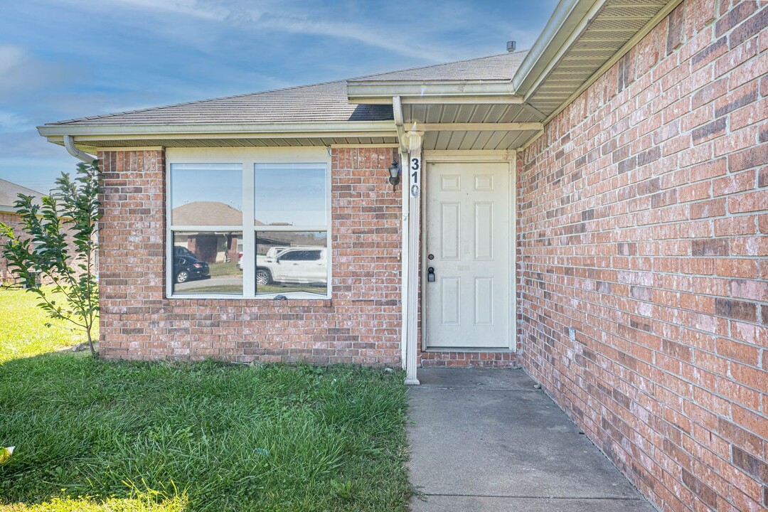 402 E Southern Trace Dr in Rogers, AR - Building Photo