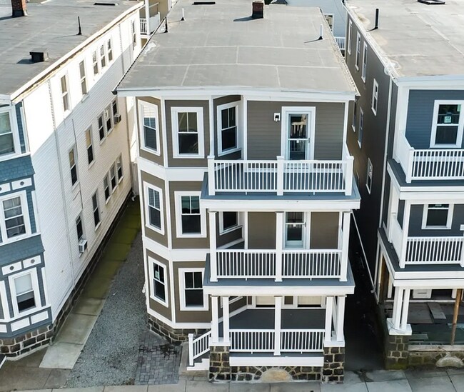 11 Woodlawn St, Unit 2 in Boston, MA - Foto de edificio - Building Photo