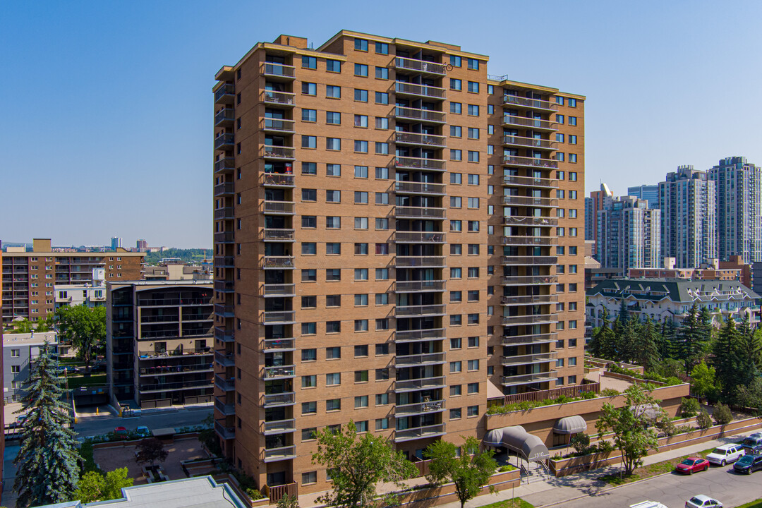 Chelsea Estates in Calgary, AB - Building Photo