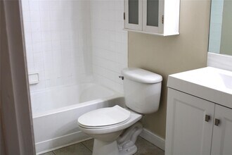 7630 Westwood Dr, Unit 330 in Tamarac, FL - Building Photo - Building Photo