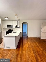 2823 W Queen Ln, Unit B in Philadelphia, PA - Building Photo - Building Photo