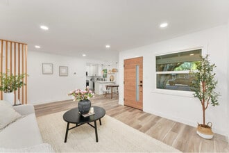 5372 Moddison Ave in Sacramento, CA - Foto de edificio - Building Photo