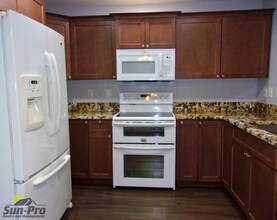 323 Cavanah Dr in Holly Hill, FL - Foto de edificio - Building Photo