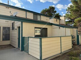 44556 15th St E in Lancaster, CA - Building Photo