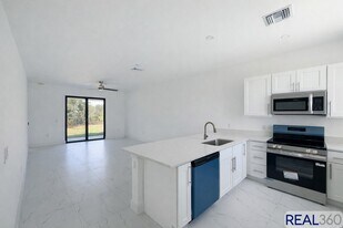 936-938 Homestead Rd S in Lehigh Acres, FL - Building Photo