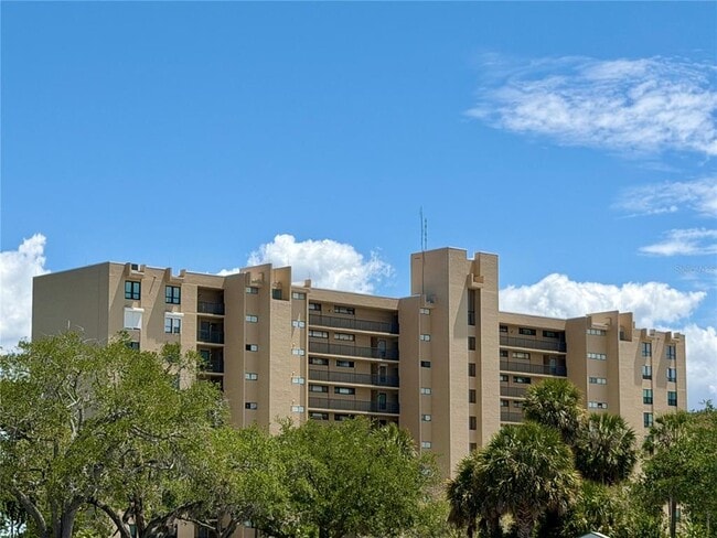 2617 Cove Cay Dr in Clearwater, FL - Foto de edificio - Building Photo