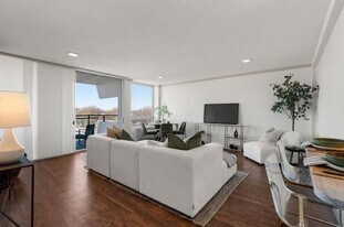 60 Babcock St in Brookline, MA - Building Photo