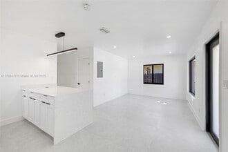 1713 Lauderdale Manor Dr in Fort Lauderdale, FL - Foto de edificio - Building Photo