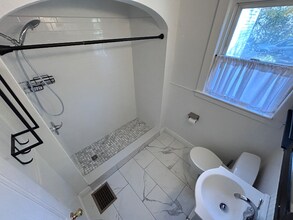 53 Main St in Deep River, CT - Foto de edificio - Building Photo