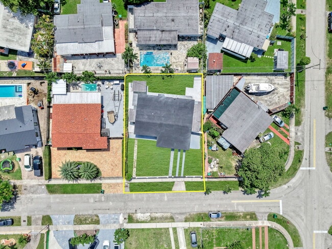 4040 SW 108th Ave in Miami, FL - Building Photo - Building Photo