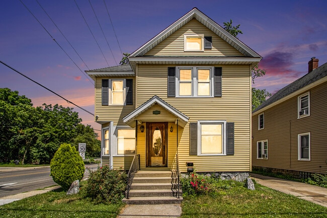 property at 1403 S Burdick St