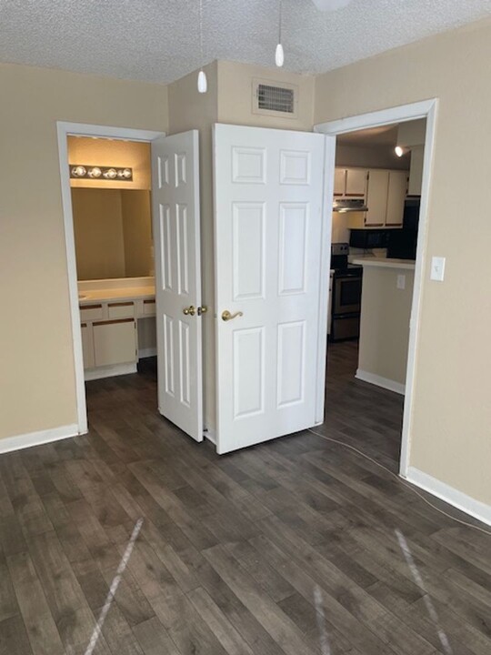 5501 Rosebriar Way, Unit B201 in Orlando, FL - Building Photo