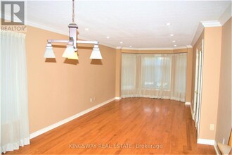 1637 Bayshire Dr in Oakville, ON - Building Photo - Building Photo