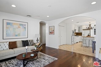 11802 Hamlin St in North Hollywood, CA - Building Photo - Interior Photo