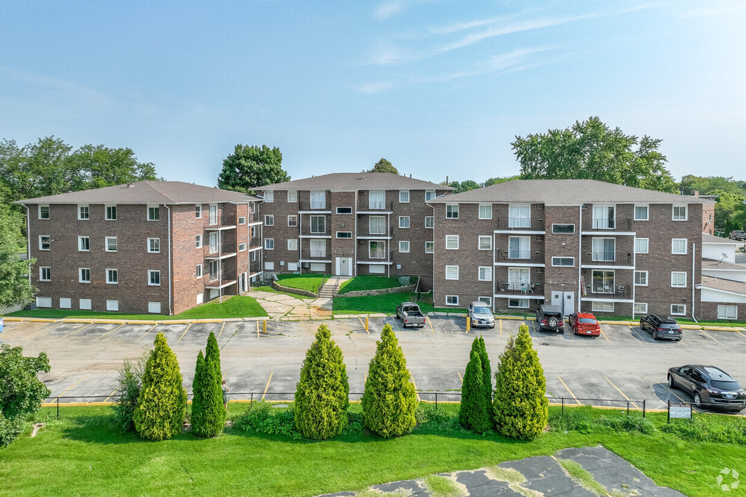 The Terraces at Dekalb on Hillcrest Drive in Dekalb, IL - Foto de edificio