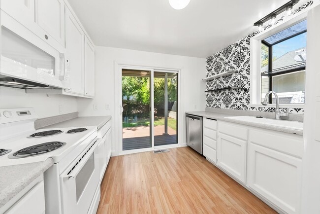 423 Lincoln St in Roseville, CA - Building Photo - Building Photo