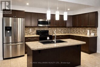 27 Waterbridge St in Hamilton, ON - Building Photo - Building Photo