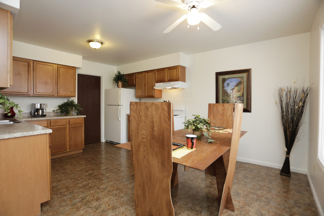 Hampton Park Apartments in Valparaiso, IN - Building Photo - Interior Photo